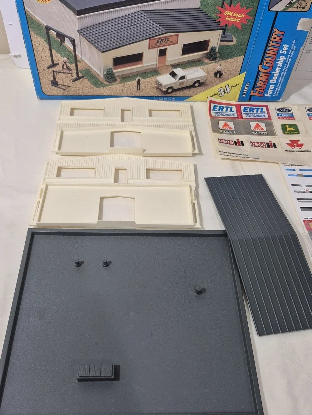 Vintage Ertl 4231 Farm Country Farm Dealership Set 1/64